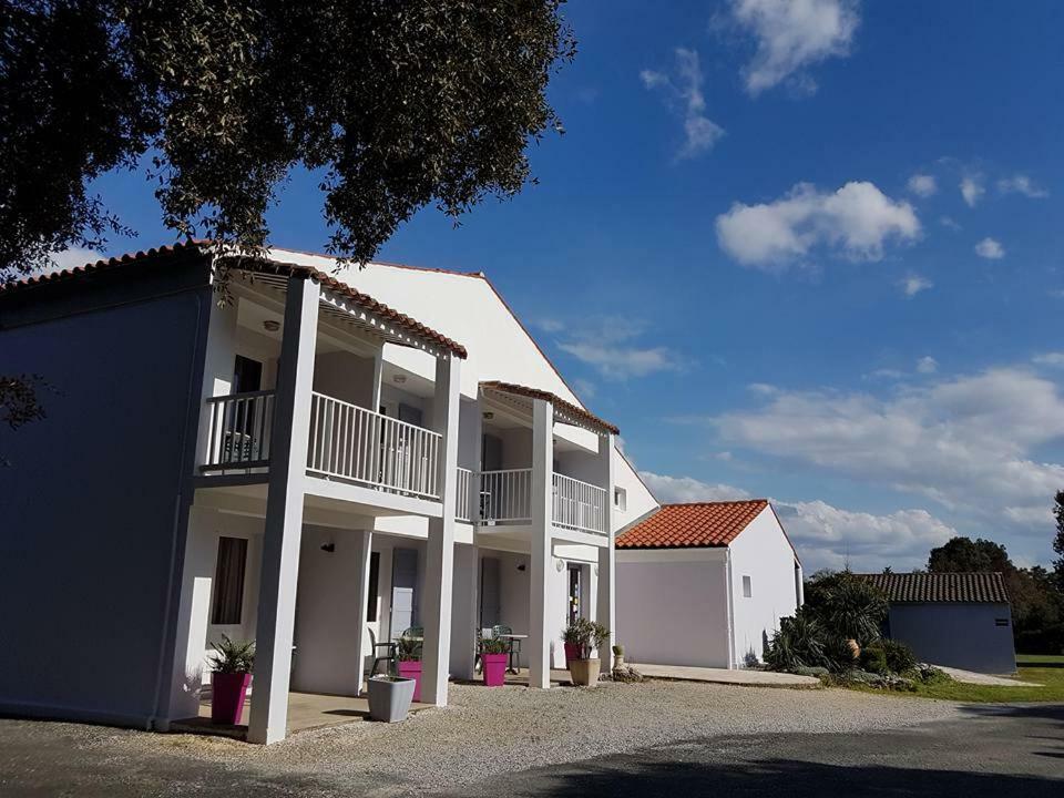 Les Chenes Verts Saint-Savinien Exterior photo